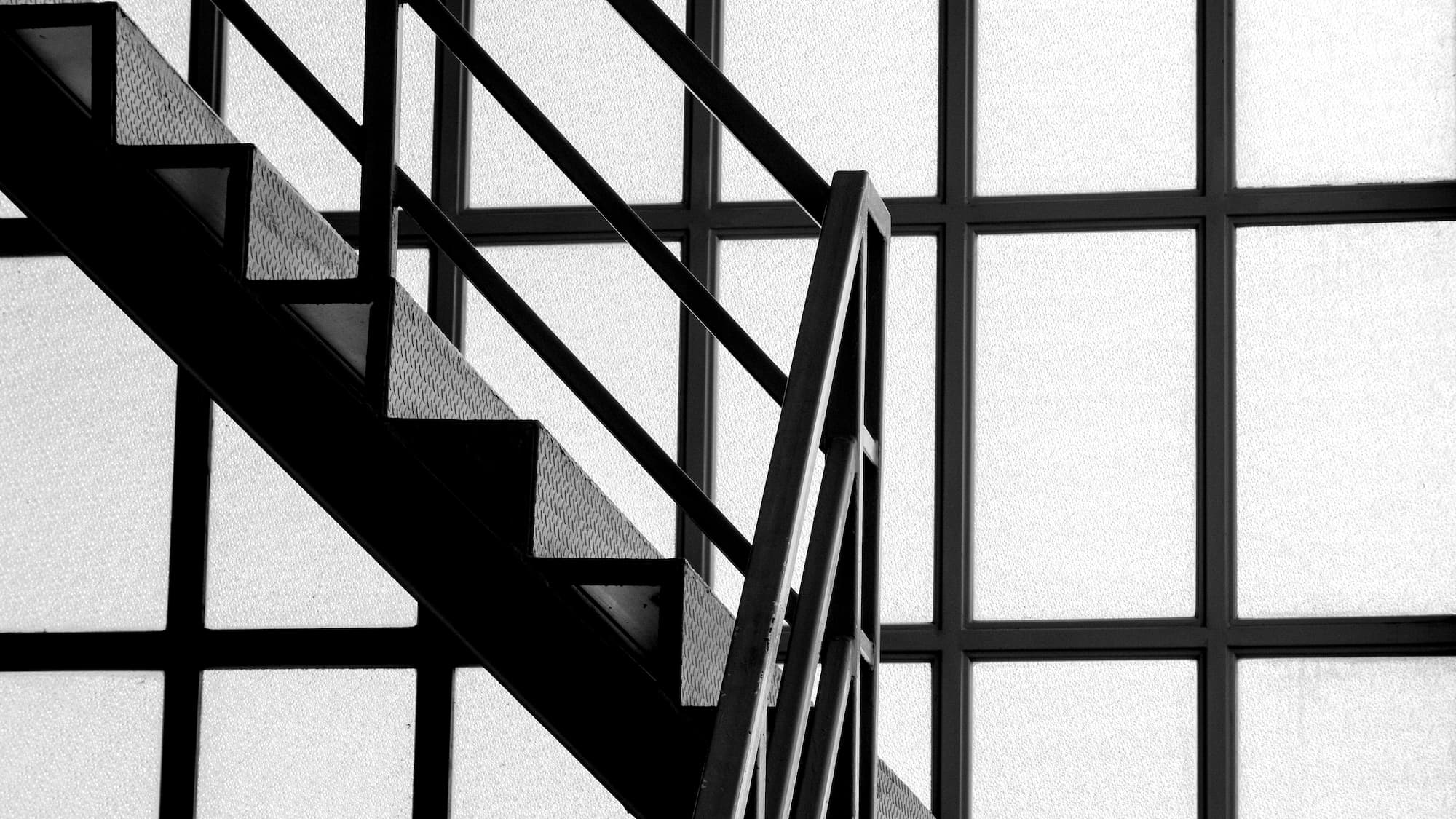 ADOBESTOCK_197062998 | CEBATI Escaliers métalliques : pourquoi choisir des modèles sur mesure pour vos bâtiments industriels ? Hœnheim 0